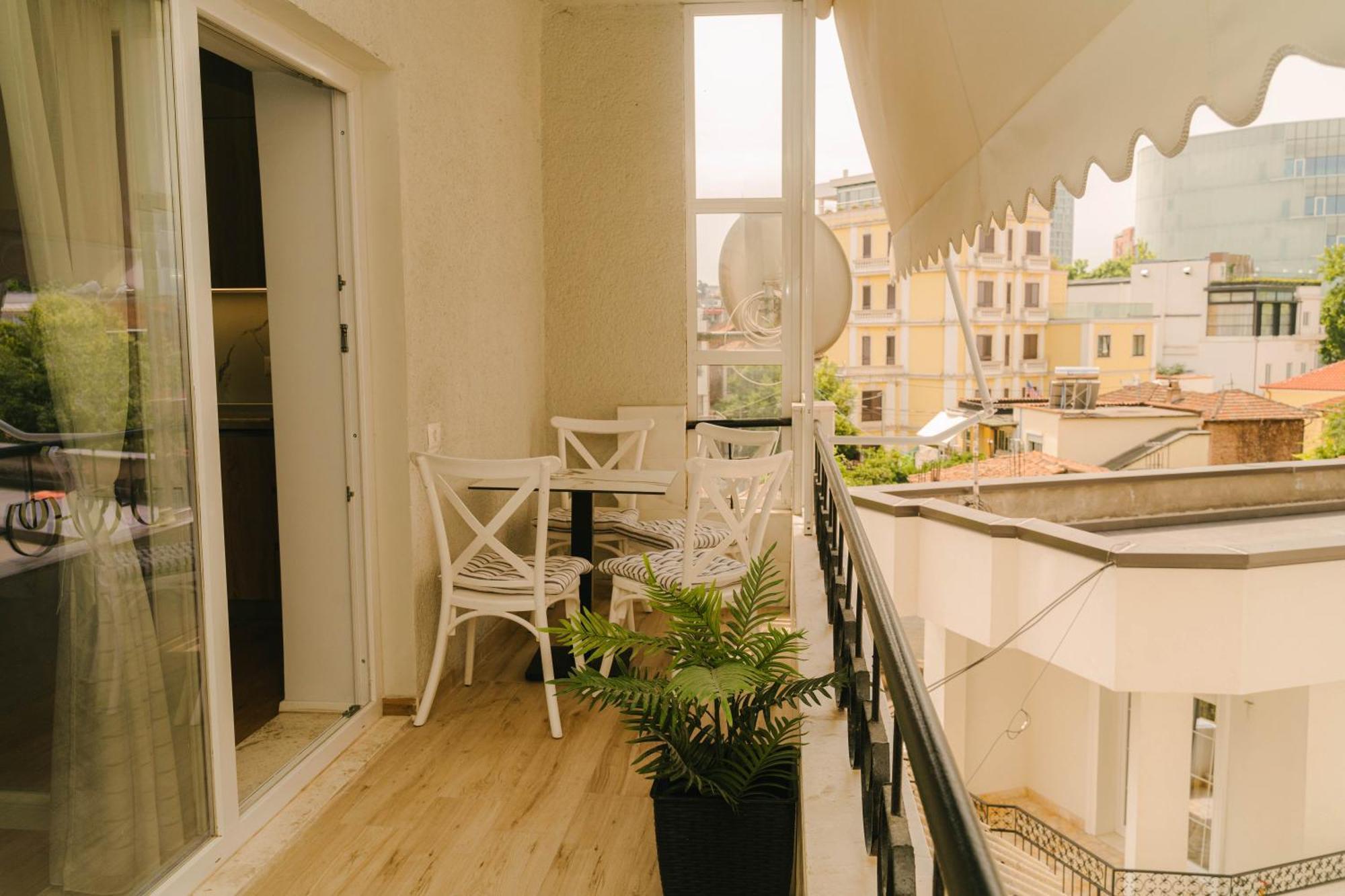 Studio Flat In Heart Of Tirana Bagian luar foto